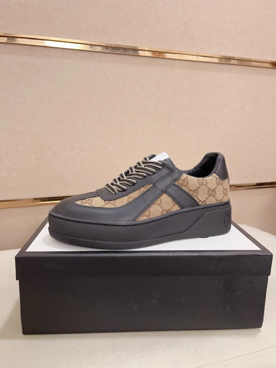 Men's shoes 💰: 420💰 [Gucci] Gucci's latest casual men's shoes, welcome to 1:1 comparison, a popular Hong Kong counter casual shoe, counter quality, support inspection, high-quality workmanship, uppers made of Italian imported calfskin, sheepskin lining insoles original fashion sports outsole, casual fashion, high-end quality, size: 38-44.